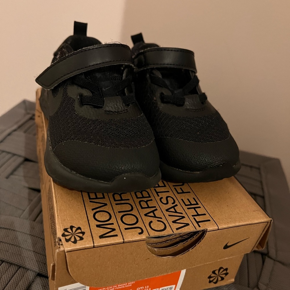 Nike Revolution Toddler sneakers, size 6, color is black